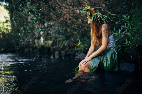 JEUNE FILLE A LA RIVIERE