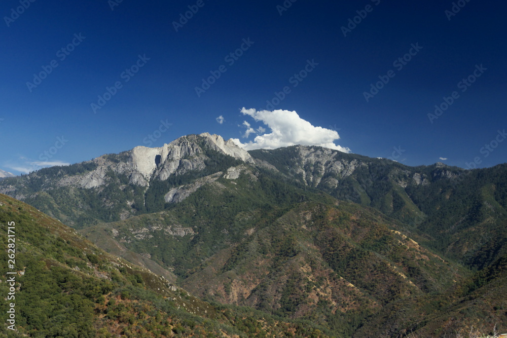 Fototapeta premium view of mountains in Sequoia National Forest California USA