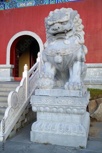 China, Yanji, Donglai Buddhist temple. Lion. Китай, Яньцзи, буддийский храм Дунлайсы.  Лев.