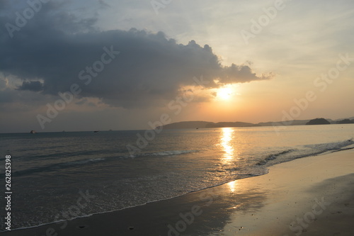 Atardecer en una Playa de Tailandia © Elena