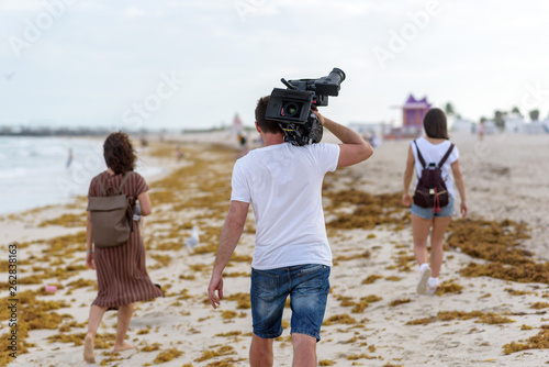 Camarógrafo con cámara de cine digital 04