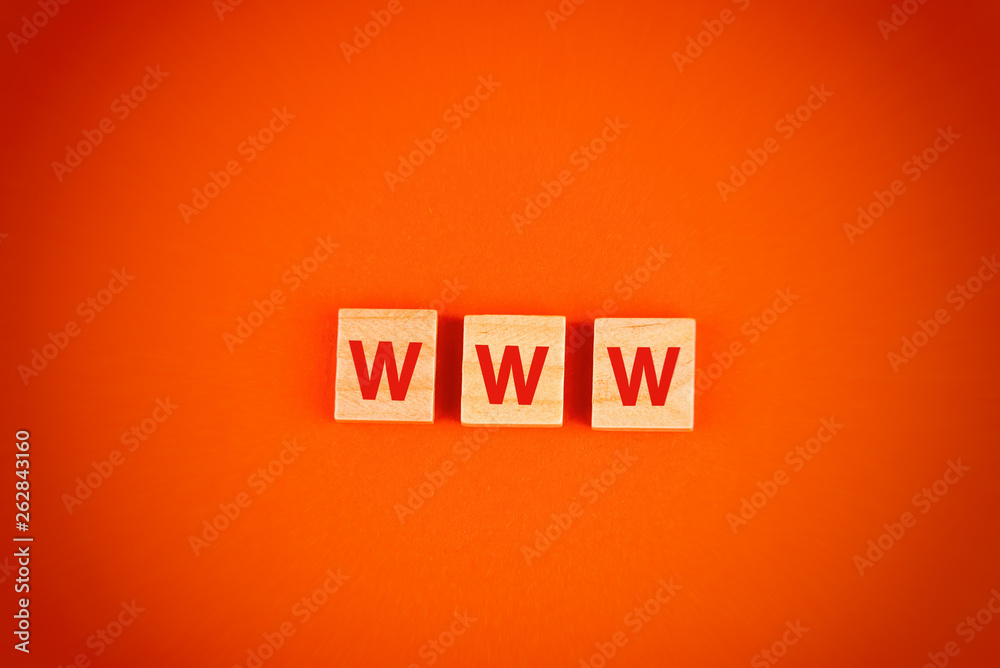 Wort WWW aus Buchstaben gelegt mit Hintergrund Orange Wort WWW aus Buchstaben gelegt mit Hintergrund Orange