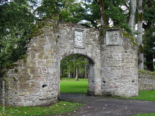 Ruine vom Stadttor in der Festungsmauer von Scone Palace Perth Schottland