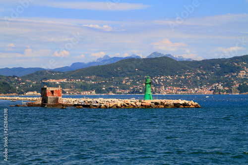Faro nel mar mediterraneo in Liguria in italia