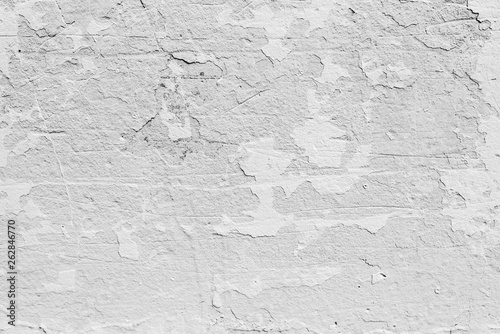Fragment ściany z zadrapaniami i pęknięciami