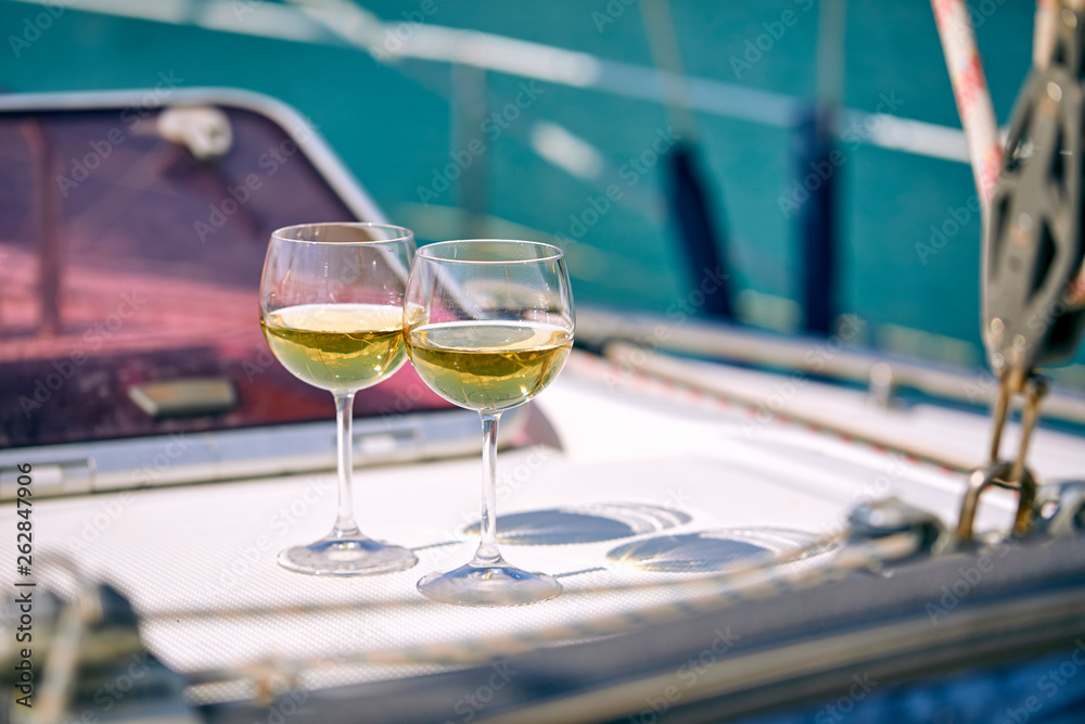 Obraz premium Pair of wineglasses against the yacht