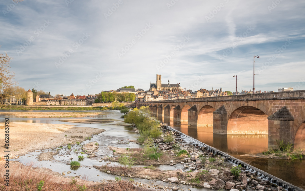 Ville de Nevers et du pont de Loire dans la Nièvre 