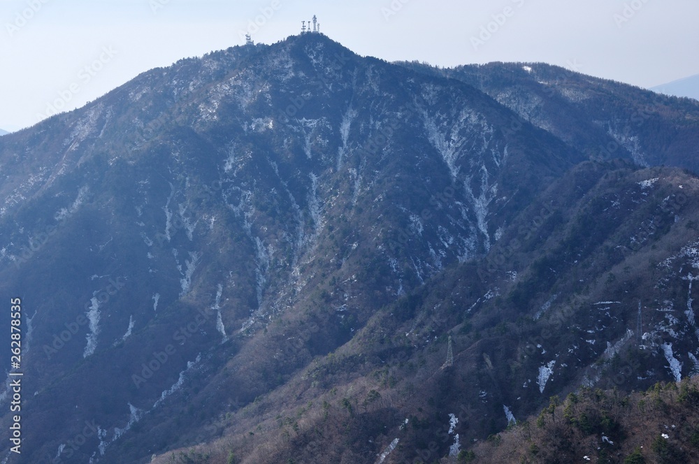 残雪模様の三ツ峠山