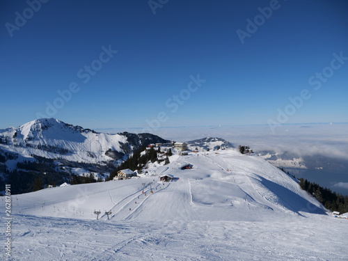 skigebit in den schweizer alpen