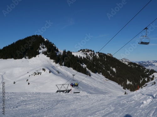 skigebit in den schweizer alpen