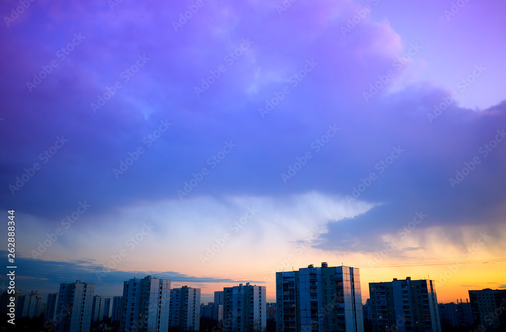 Obraz premium Rain clouds overcasting sunset city background hd