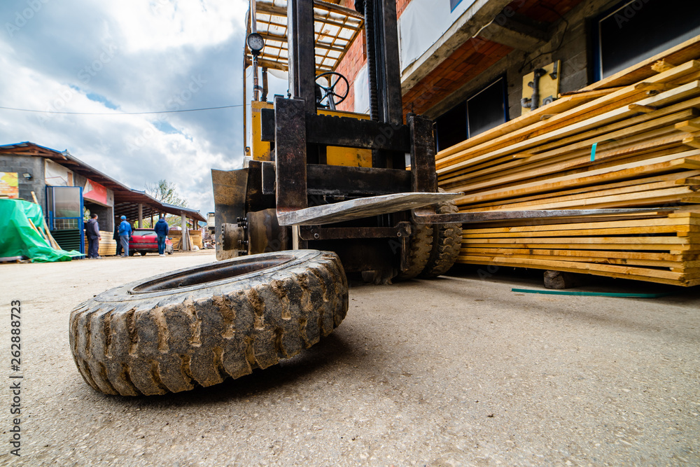 Obraz premium Close up on the fork lifter flat tire replacement