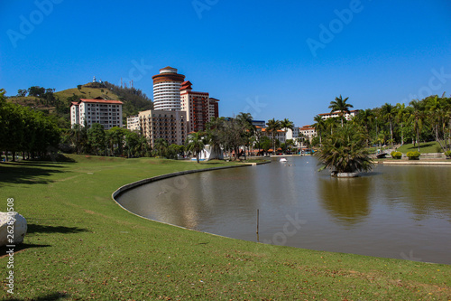lake in the city © Raul