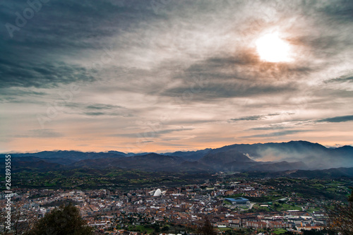 Atardecer en la ciudad de Oviedo, Asturias, España. © Alejandro