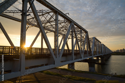 ドラマチックな日の出の赤川鉄橋