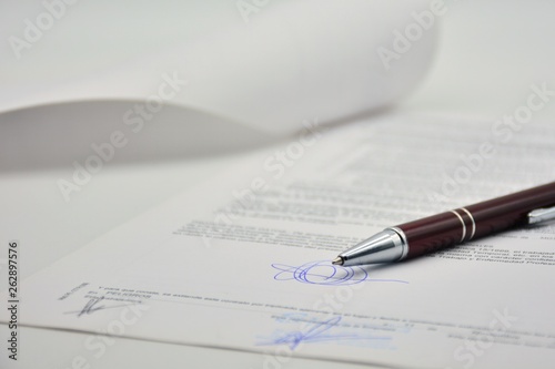 Documento firmado con un bolígrafo, contrato photo