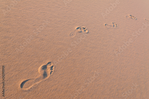 Obraz na plátně Sand dunes with foot prints