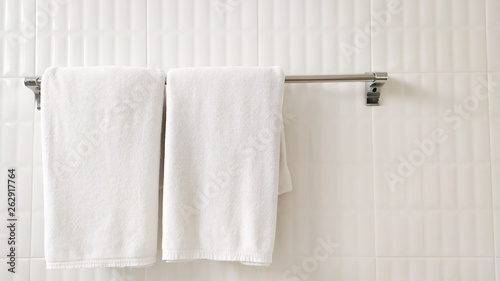White towels on white iron rails and white fabrics with a slight light shadow look clean.