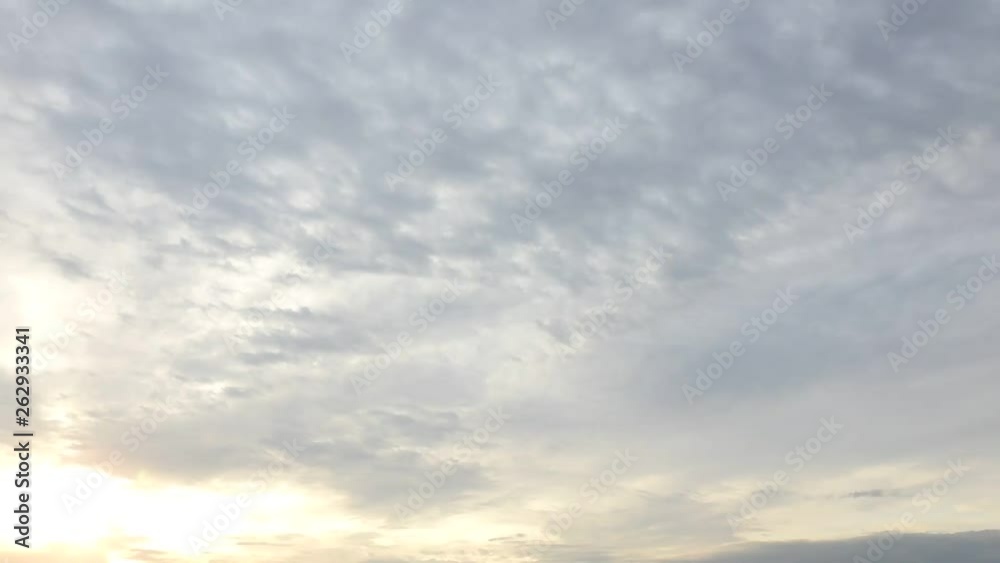 早朝の空です。美しい雲。白く変化していきます。空のタイムラプス動画 早朝の空です。美しい雲。白く変化していきます。空のタイムラプス動画