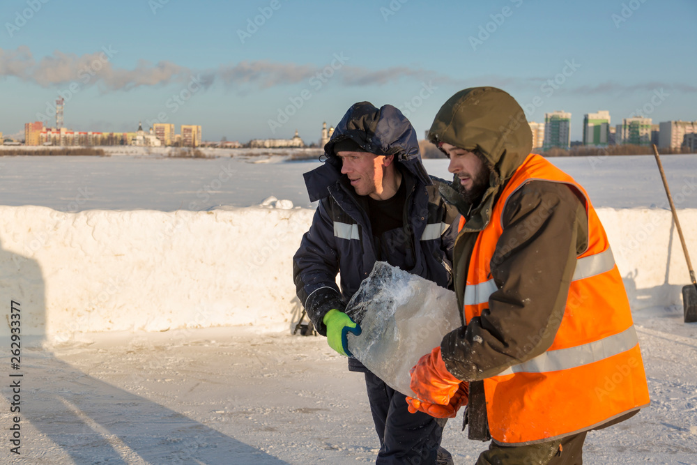 Assemblers are in the hands of the ice block Assemblers are in the hands of the ice block