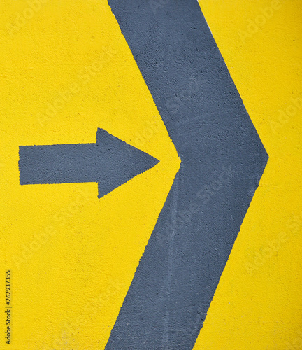 sign arrow on the road © aykutkarahan