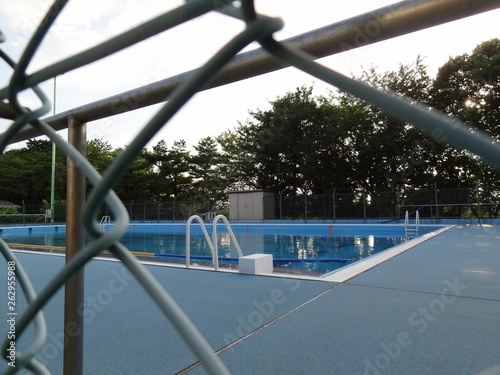 フェンス越しのプール