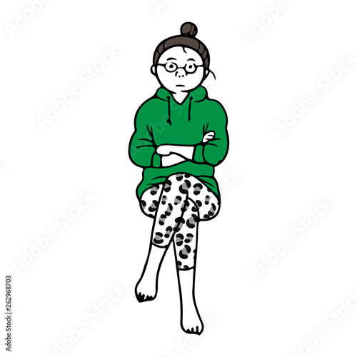 足を組む部屋着の女性