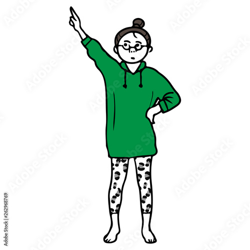 指さしする部屋着の女性