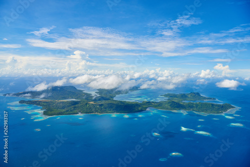 Chuuk Atoll from the air_1