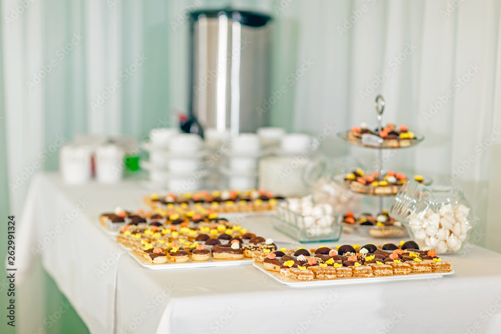 Naklejka premium Served tables in restaurants and cafes, meals and drinks on the tables, room design.