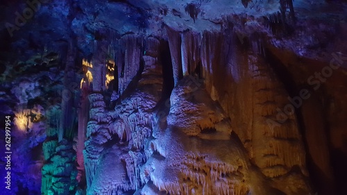 beleuchtete Stalaktiten in bulgarischer Höhle