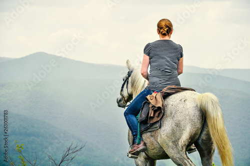 kobieta na koniu w górach