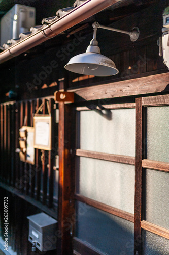 日本の木造家屋と電球