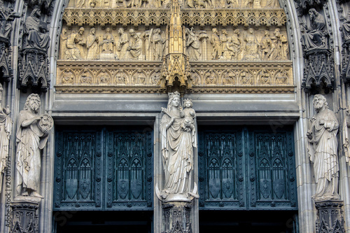 Bilde på lerret Huge number of figures, statues, sculptures on the facade of famous and ancient Cologne Cathedral, Dome  around the main Cathedral entrance in Germany