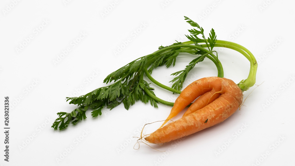Fotografia fresh carrots on white background with leafs