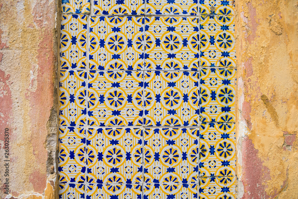 Φωτογραφία Portuguese tiles (azulejos) on the external wall of a colonial house in the hist