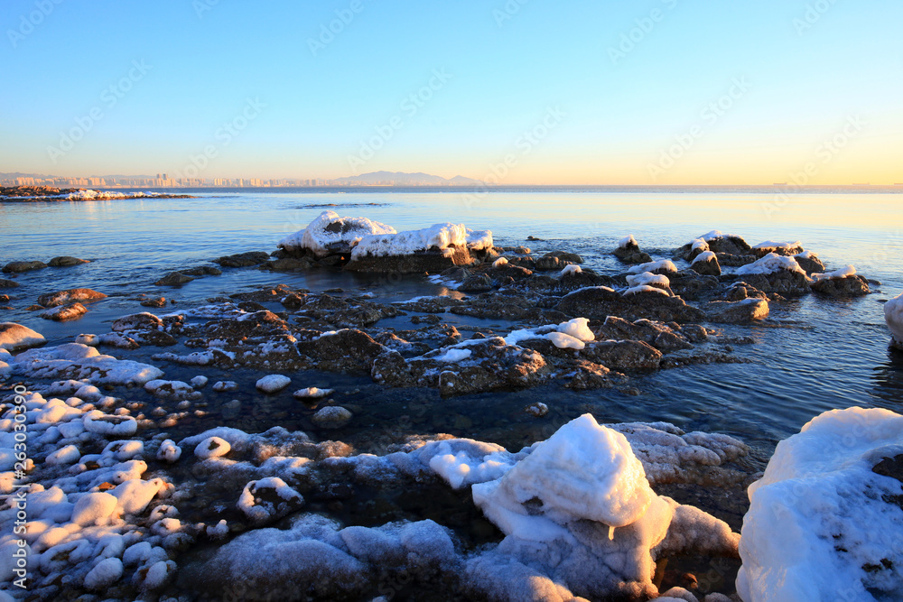 Obraz premium Sunrise by the sea in winter