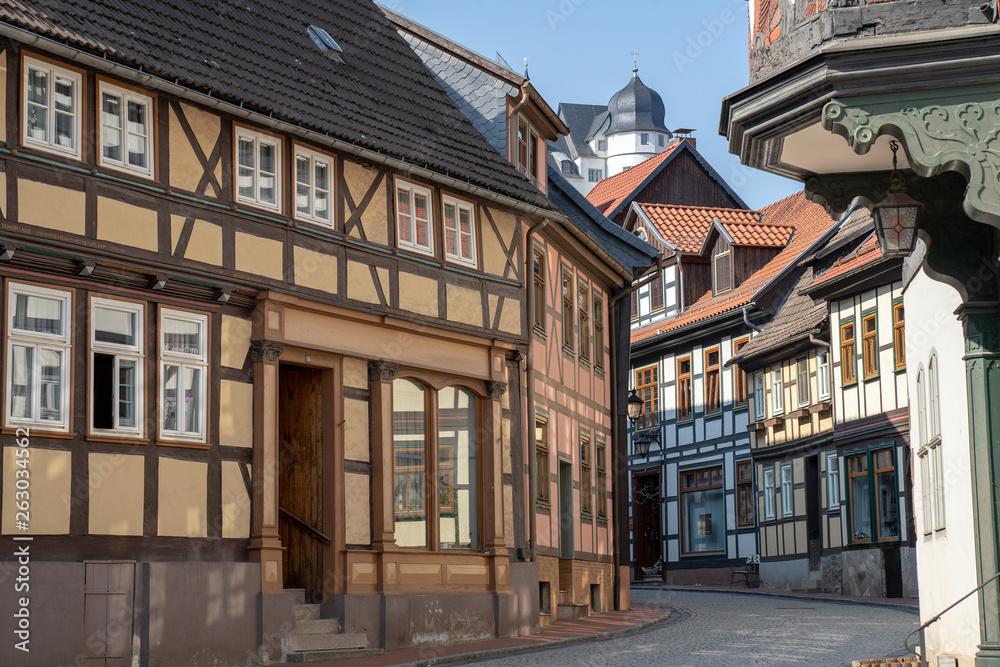 Fototapeta premium Gasse mit Fachwerkhäusern im Harz