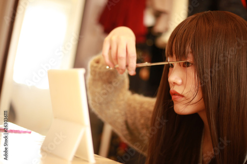 自分で前髪を切る女性 photo