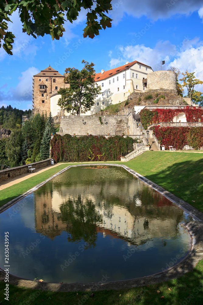 Schloss Becov mit Spiegelbild im See im Schlosspark