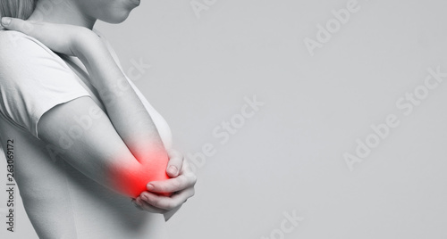 Canvas Print Cropped young woman suffering from painful elbow