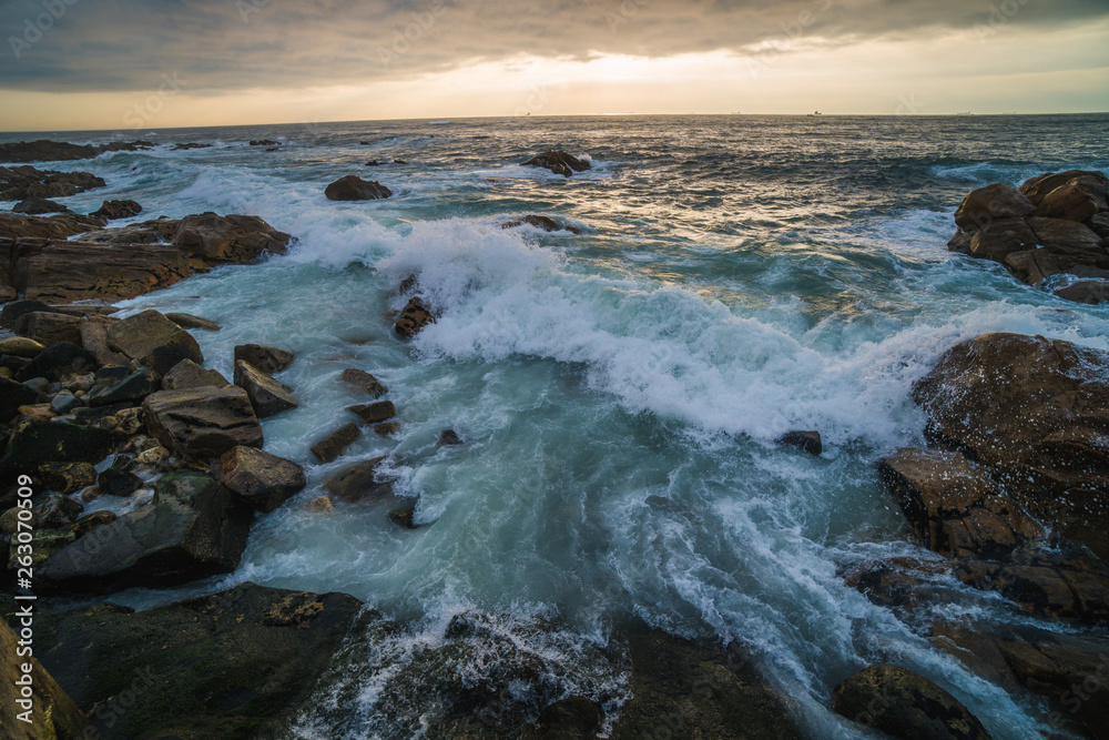 Fototapeta premium Ocean scenery with powerful waves at sunset