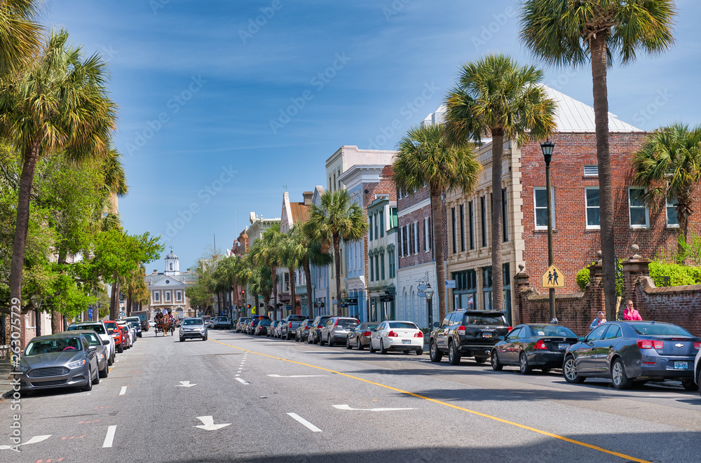Fototapeta premium Charleston, Karolina Południowa - 6 kwietnia 2018: Ruch wzdłuż Meeting Street w pobliżu Washington Park. Charleston to znane miasto turystyczne