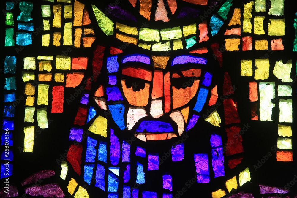 Le Roi David. Vitrail de Paul Bony et d'Alexandre Cingria (1879-1945). Eglise Notre-Dame des Alpes. / King David stained glass by Alexandre Cingria. Notre-Dame des Alpes church. 