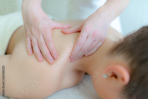 Physiotherapeutin macht eine Rückenmassage