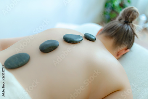 Steintherapie, Massage mit Steinen
