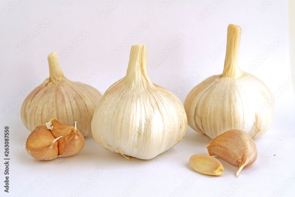 Obraz premium lots of garlic with slices on a white background