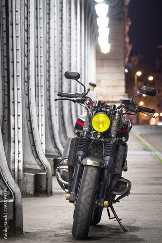 Canvas Print moto nightshot in paris