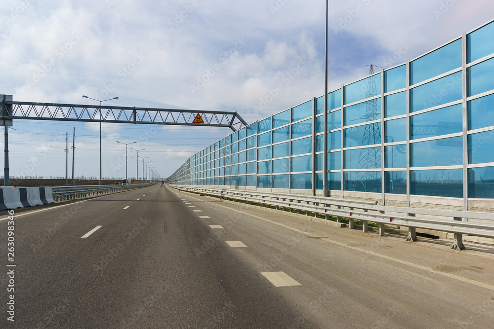 Blue light-transmitting noise-absorbing screens on the new road A290 (formerly M25)