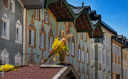 Prächtig bemalte Altstadt Fassaden in Bad Tölz in Bayern